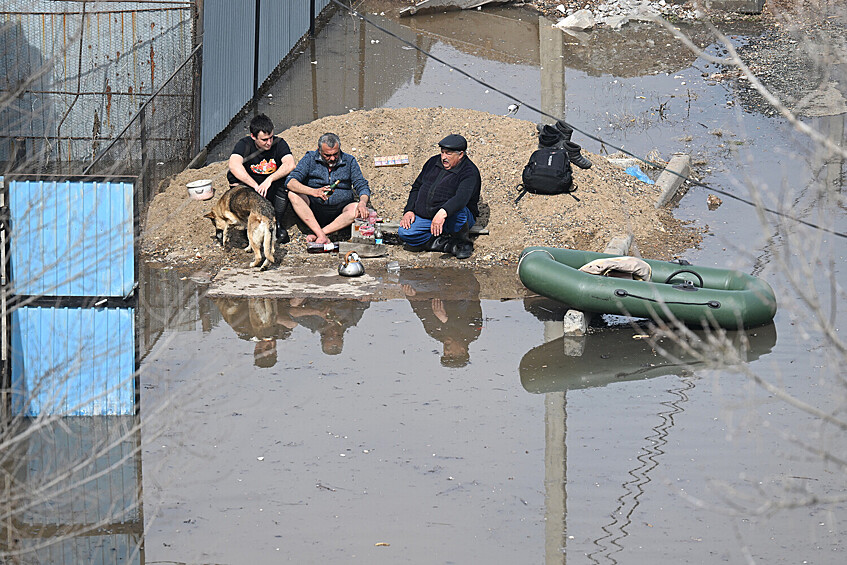 Местные жители в микрорайоне Ситцовка в Оренбурге, 10 апреля 2024 года