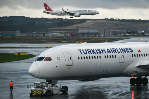 Песков: посольство РФ работает с Анкарой по недопуску Turkish Airlines россиян