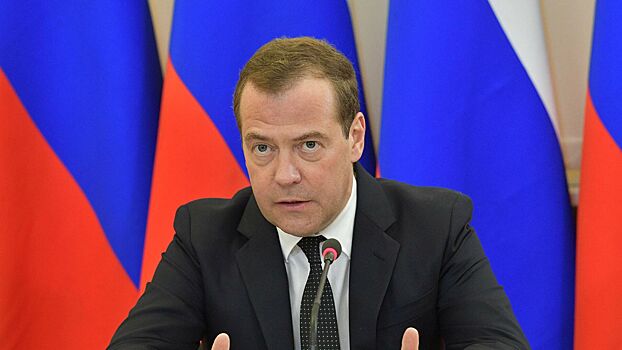 Медведев назвал продовольствие "тихим оружием" России