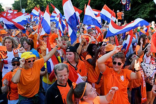 Фанаты из Нидерландов и Швеции зажигают на женском Евро-2022 в Англии. Видео