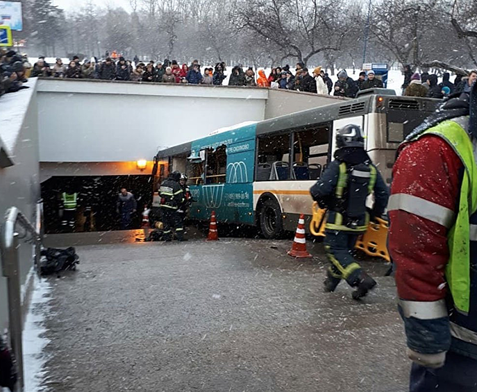 Водитель, находившийся за рулем автобуса, сбившего пешеходов в Москве, выжил, его задержала полиция