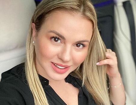 «Она у меня все время растет»: Семенович призналась, что сделала две операции на груди