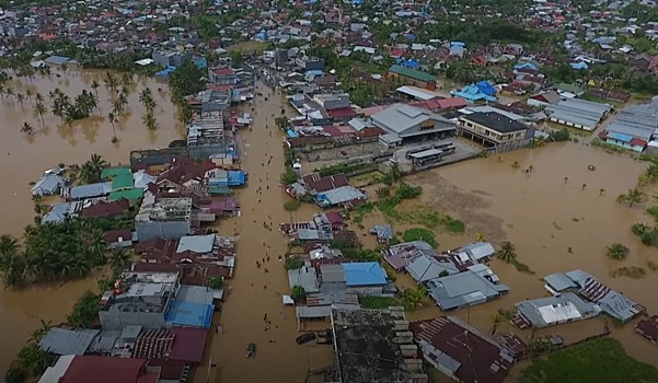 Тысячи человек пострадали при наводнении в Индонезии