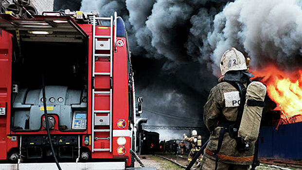 В Нальчике загорелось здание магазина