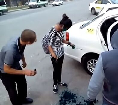 В Хабаровске уволили таксистов за "умывание" зеленкой