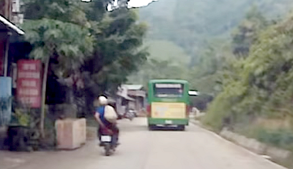 Как не стоит обгонять автобус