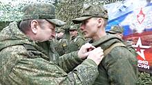 Российские солдаты и офицеры побеждают маневром и спасают раненых товарищей