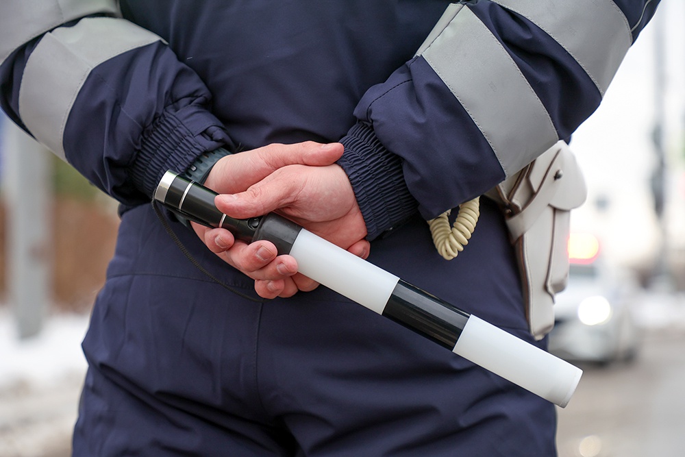 В Москве вооруженный мужчина напал на инспектора ДПС