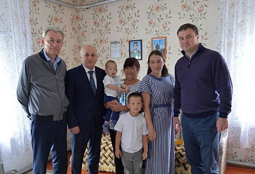 Виталий Хоценко и Александр Артемов навестили семью участника СВО в Усть-Ишимском районе