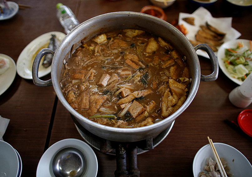 Тянконабэ — основа рациона сумоиста. В горшок с бульоном бросают курицу, рыбу, говядину и овощи. Получившееся варево по калорийности опережает пять-шесть обычных блюд