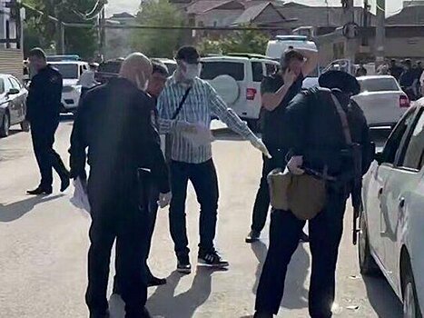 Один из напавших на полицейских в Махачкале госпитализирован после ранений