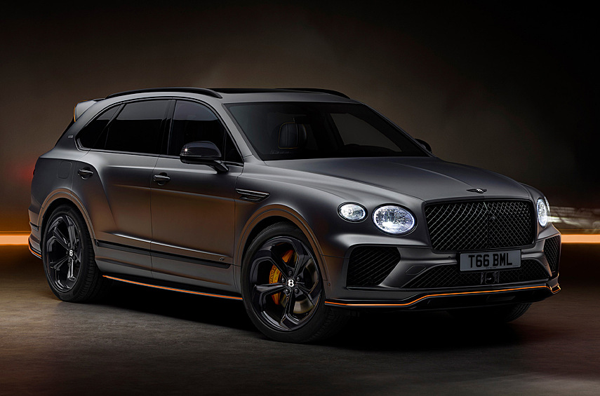 Bentley Bentayga S Black Edition. Особое издание кроссовера отличилось матовым чёрным колером и яркими акцентами: это, например, полоски на обвесе и тормозные суппорты за 22-дюймовыми колёсными дисками.