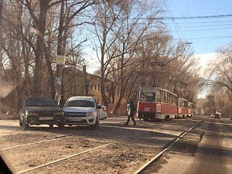 В Саратове два автомобиля столкнулись на трамвайных путях