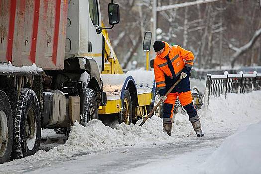 Уборщик снега в российском городе примерз к лопате