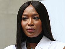 48-летняя Наоми Кэмпбелл в пиджаке на голое тело стала звездой Недели моды в Нигерии