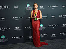 Актриса Кейт Хадсон появилась на публике в полупрозрачном платье с глубоким декольте