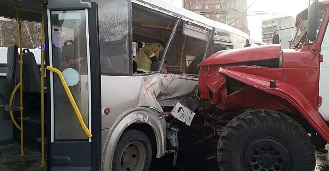Пассажиры томской маршрутки пострадали при столкновении с пожарной машиной