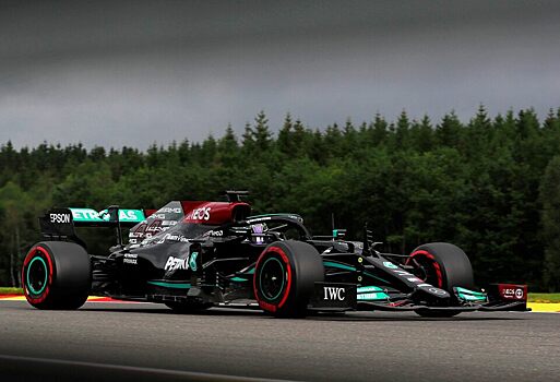 Льюис Хэмилтон недоволен машиной и критикует «Красную воду»