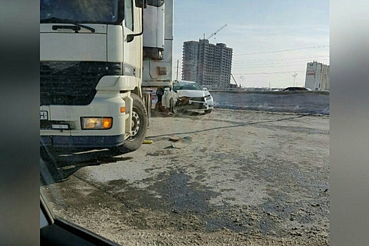 На тюменской объездной столкнулись фура и Lexus: пострадали женщина и маленький ребёнок