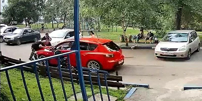Момент наезда внука на автомобиле на бабушку попал на видео в Новокузнецке