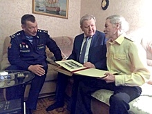 Краснов вручил награду нижегородскому ветерану подразделений особого риска