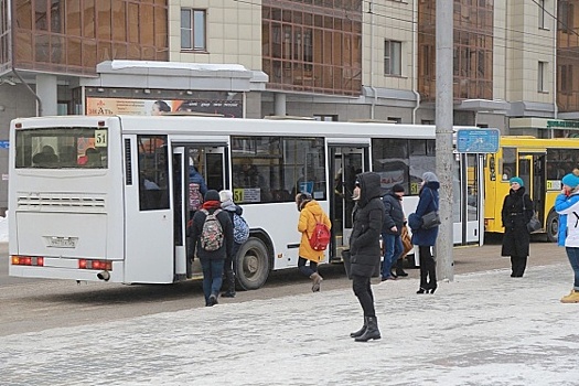 В Омске из-за давки в транспорте выпустили дополнительные автобусы