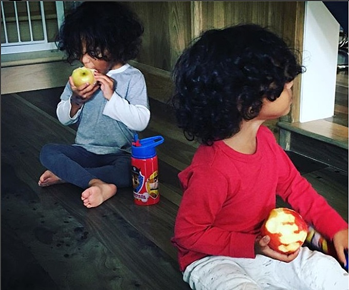 Двое старших детей актрисы Зои Салдана - близнецы. Мальчики Сай Аридио и Боуи Эзио появились на свет в ноябре 2014 года.