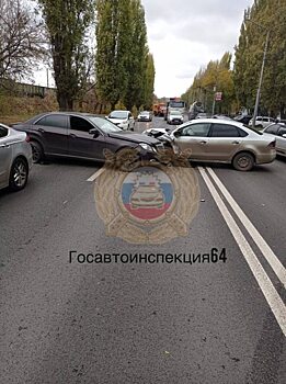 На Ново-Астраханском шоссе в Саратове столкнулись три иномарки