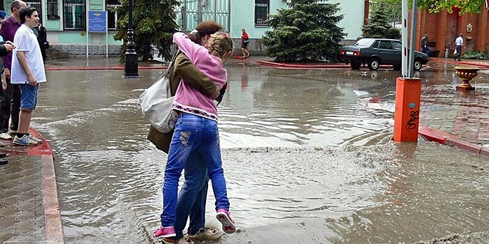 По улицам плывут ларьки: ливень затопил "ворота Крыма"