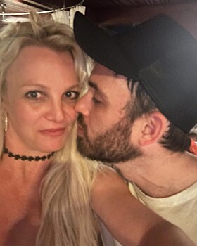 Певица Бритни Спирс опубликовала романтичное фото с мужчиной и призналась ему в любви: рассказываем, кто он