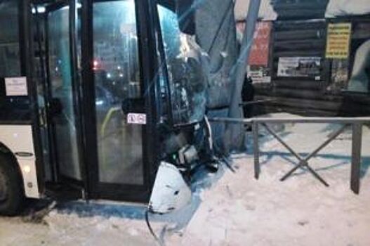 В Перми в ДТП с автобусом пострадали два пассажира