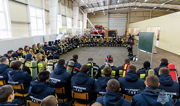 В Волгограде пожарные провели занятия для студентов
