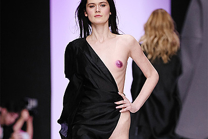 На показе в Москве модели обнажили грудь
