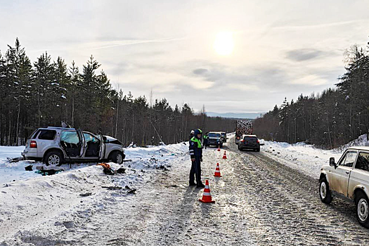 В Иркутской области произошло ДТП с участием внедорожника и большегруза