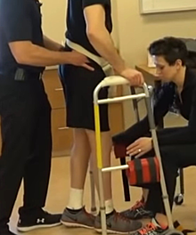 Новая методика помогла встать на ноги парализованному мужчине