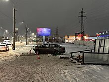 Дама-водитель снесла остановочный павильон