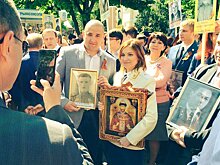Поклонская принесла икону Николая II на акцию «Бессмертный полк»