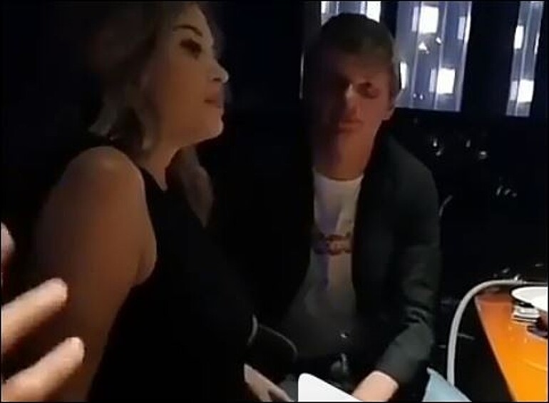 По слухам, супруга торопилась к мужу в Казахстан, увидев видео, в котором Аршавин обнимает модель Ольгу Семенову за талию на вечеринке в ночном клубе в Алма-Ате