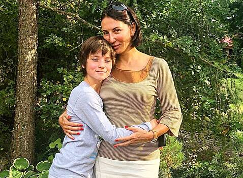 Алика Смехова трогательно поздравила младшего сына с днем рождения