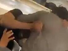 Блогер и комик устроили драку на борту самолета и попали на видео