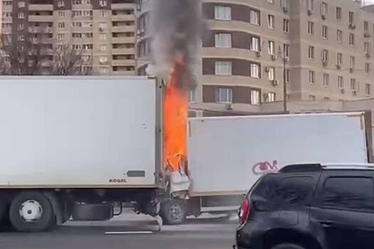Под Москвой водитель грузовика врезался в фуру и заживо сгорел