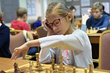 Одиннадцатилетняя шахматистка обыграла взрослых парней