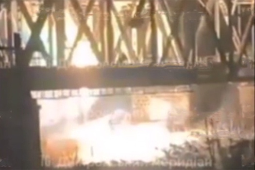 Очевидцы сняли, как дрон расплавил железнодорожный мост под Днепром