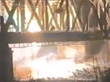 Очевидцы сняли, как дрон расплавил железнодорожный мост под Днепром