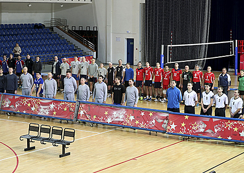 В универсальном спортивном зале ЦСКА «Игровой» состоялся Кубок армейского клуба по волейболу среди ветеранов