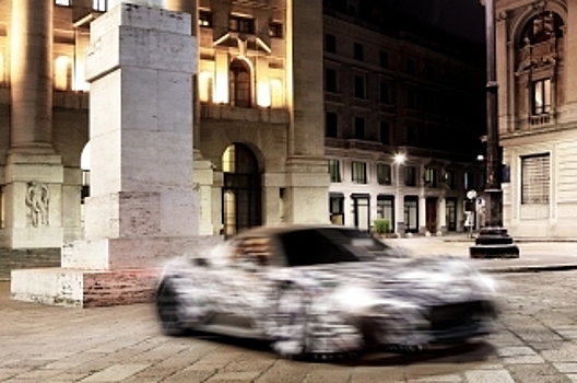 Maserati показала гиперкар MC20 на фоне скандальной скульптуры