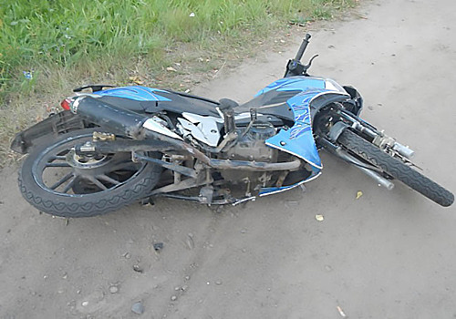 Рыбака на мопеде сбили на обочине