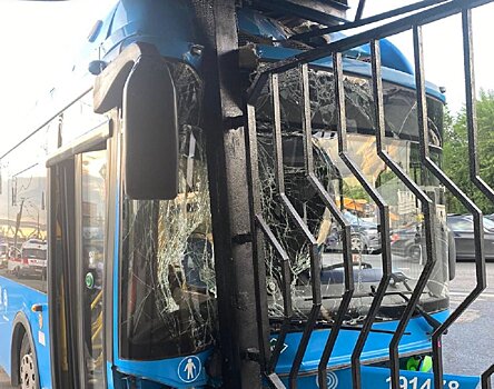 В подмосковных Химках автобус влетел в остановку