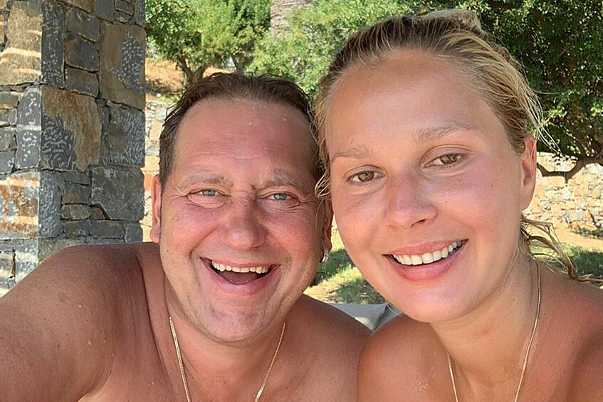 Актер и музыкант Александр Демидов с женой во время отдыха, август 2019 года