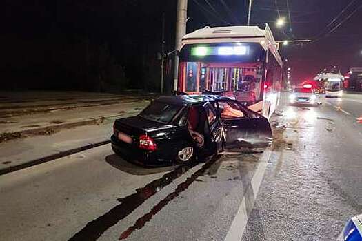 Момент лобового столкновения "Приоры" с троллейбусом в Волгограде попал на видео